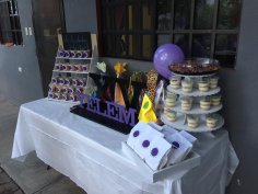 Cupcake için merdiven rafı lazer kesim ücretsiz vektör