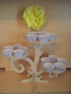Lazer Kesim Ağaç Dalı Görünümlü Cupcake Standı Ücretsiz Vektör