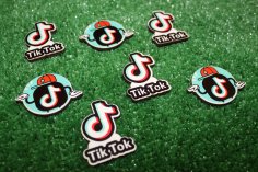Lazerle Oyulmuş Ahşap Magnetler Tik Tok İkonları Ücretsiz Vektör