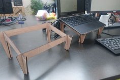 Lazer Kesim Ahşap Laptop Standı Ücretsiz Vektör