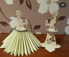 Lazer Kesim Peçetelik Yakut Kız Milli Kostümü İçinde Sakha Çoron'u Tutan Ücretsiz Vektör