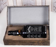 Lazer Kesim Kazınmış Jack Daniels Viski Ahşap Kutusu Ücretsiz Vektör