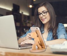 Lazer Kesim Yaratıcı Ahşap Karakter Cep Telefonu Standı Ücretsiz Vektör