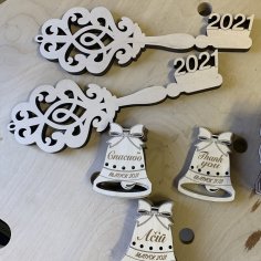 Lazer Kesim Ahşap Dekor Yıl İçeren Anahtar Ücretsiz Vektör