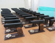 Lazer Kesim Tabanca Standı Madalya Hediyesi Erkekler İçin Ücretsiz Vektör