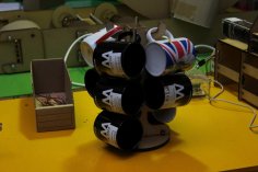 Lazer Kesim Kupa Ağacı Standı Ücretsiz Vektör