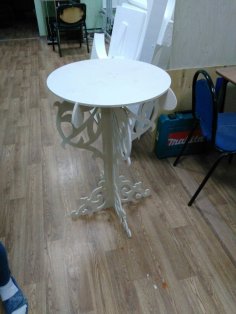 Lazer Kesim Dekoratif Masa Ücretsiz Vektör