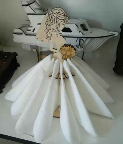 Lazer Kesim Buketli Güzel Gelin Ayakta Duran Peçete Tutucu Ücretsiz Vektör CDR çizimi