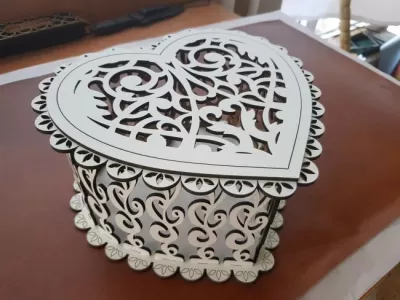 Lazer Kesim Dekoratif Kalp Şeklinde Hediye Kutusu Kontraplak Ücretsiz Vektör CDR çizimi