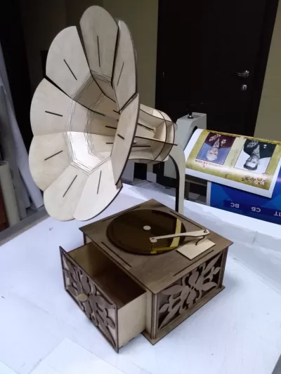 Lazer Kesim Ahşap Gramofon Ücretsiz Vektör CDR çizimi