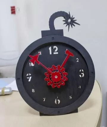 Lazer Kesim Bomba Masa Saati Ücretsiz Vektör CDR çizimi